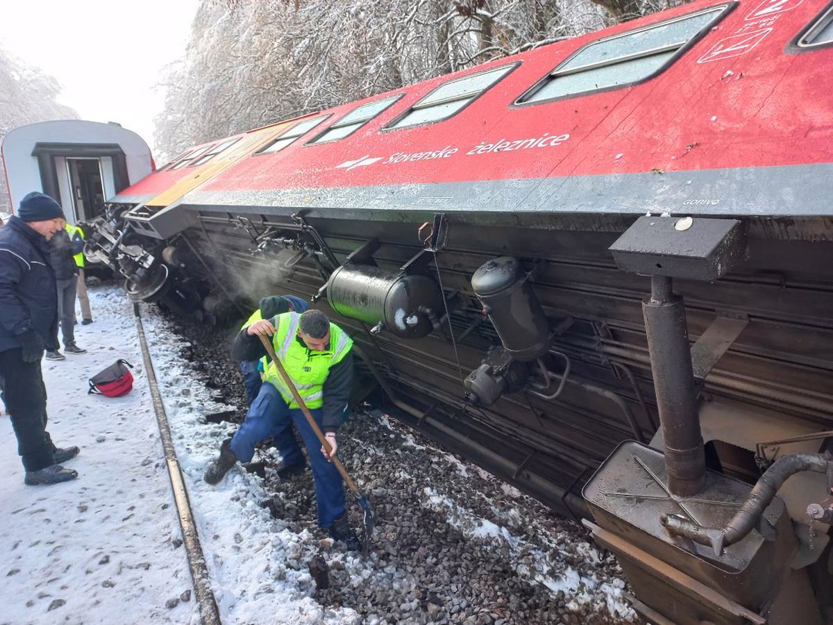 Zaradi podrtega drevja se je sinoči pri Novem mestu iztiril vlak, pet potnikov lažje poškodovanih