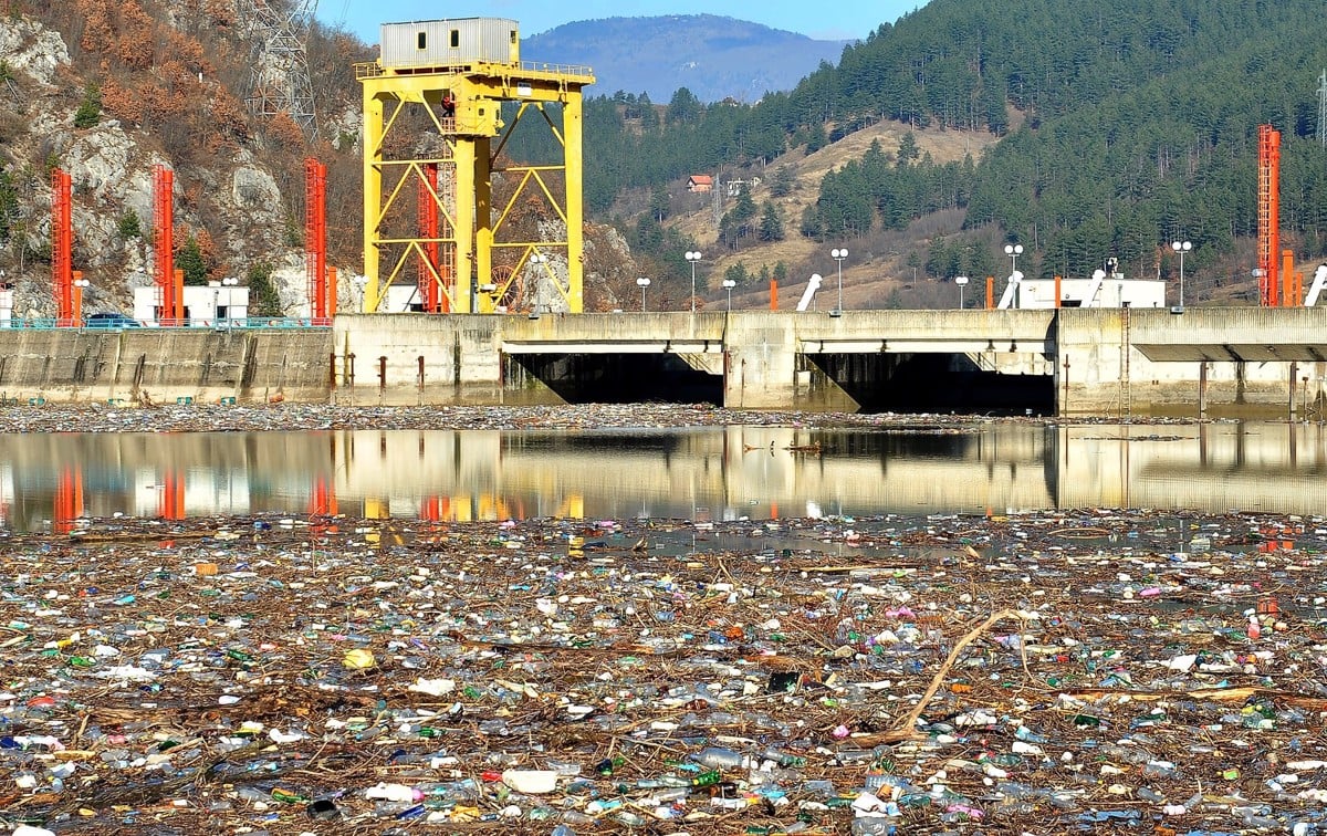(FOTO) Ekološka katastrofa: Po reki Drini plava na tone odpadkov. Kaj se dogaja?