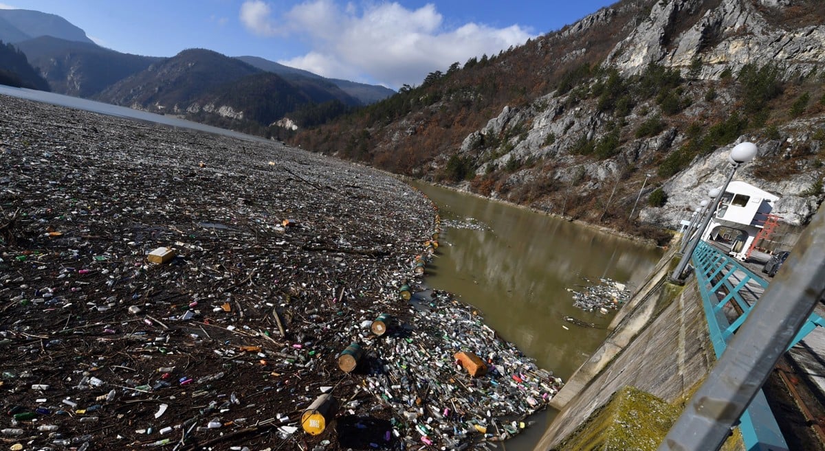 (FOTO) Ekološka katastrofa: Po reki Drini plava na tone odpadkov. Kaj se dogaja?