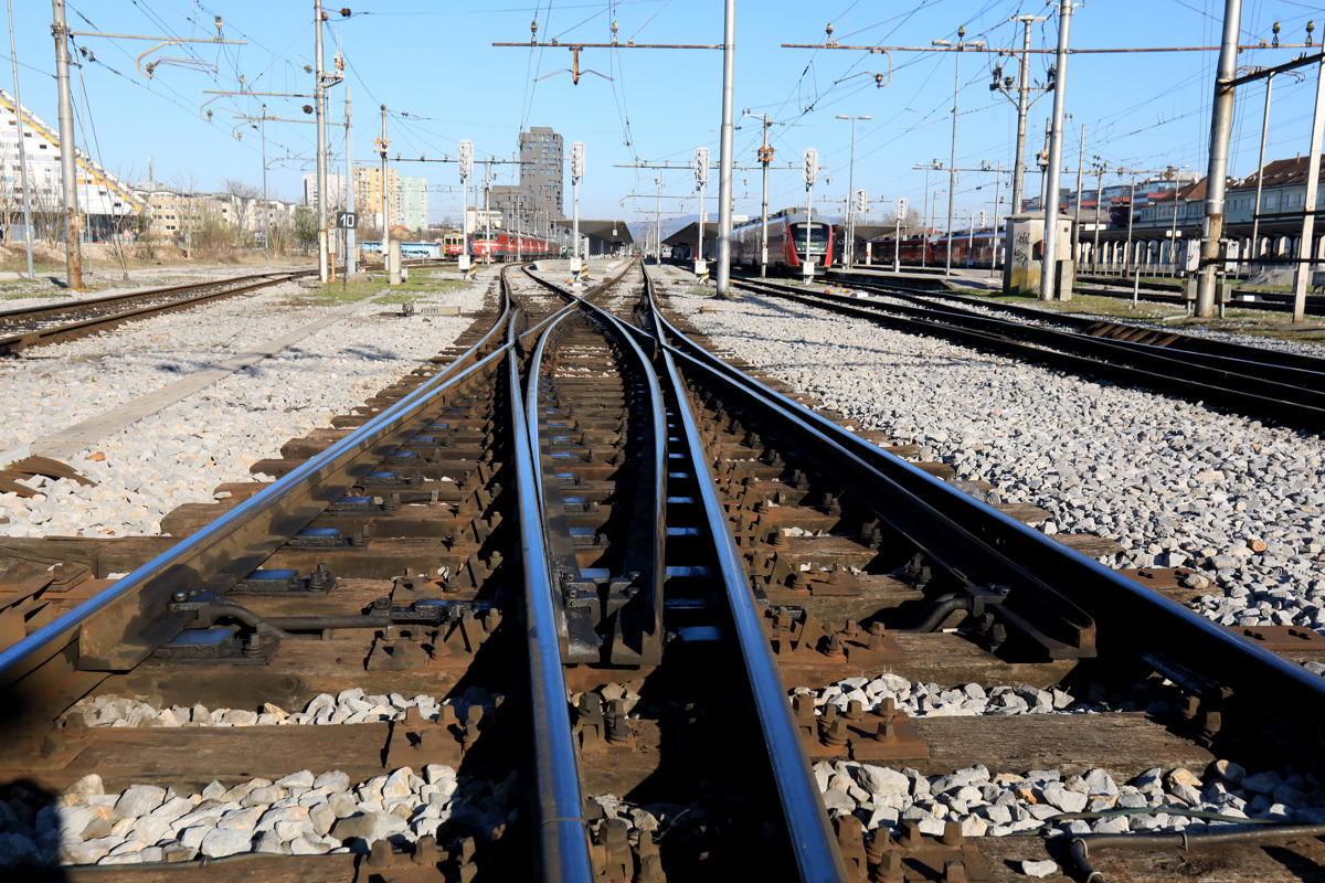 S prednjim delom vlaka je trčil v moškega, ki ga je odbilo v žensko