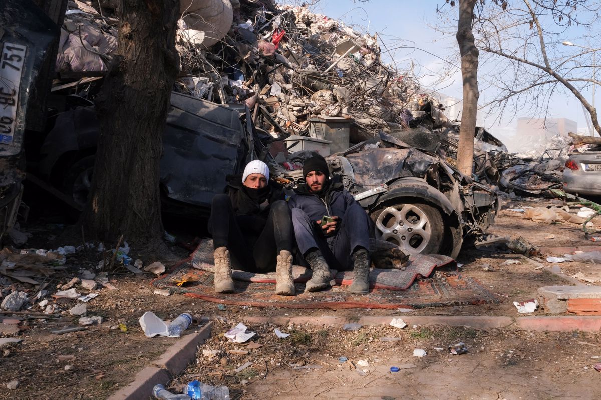 Število žrtev preseglo 25.000, uničenih ali resno poškodovanih je več kot 12.000 stavb.