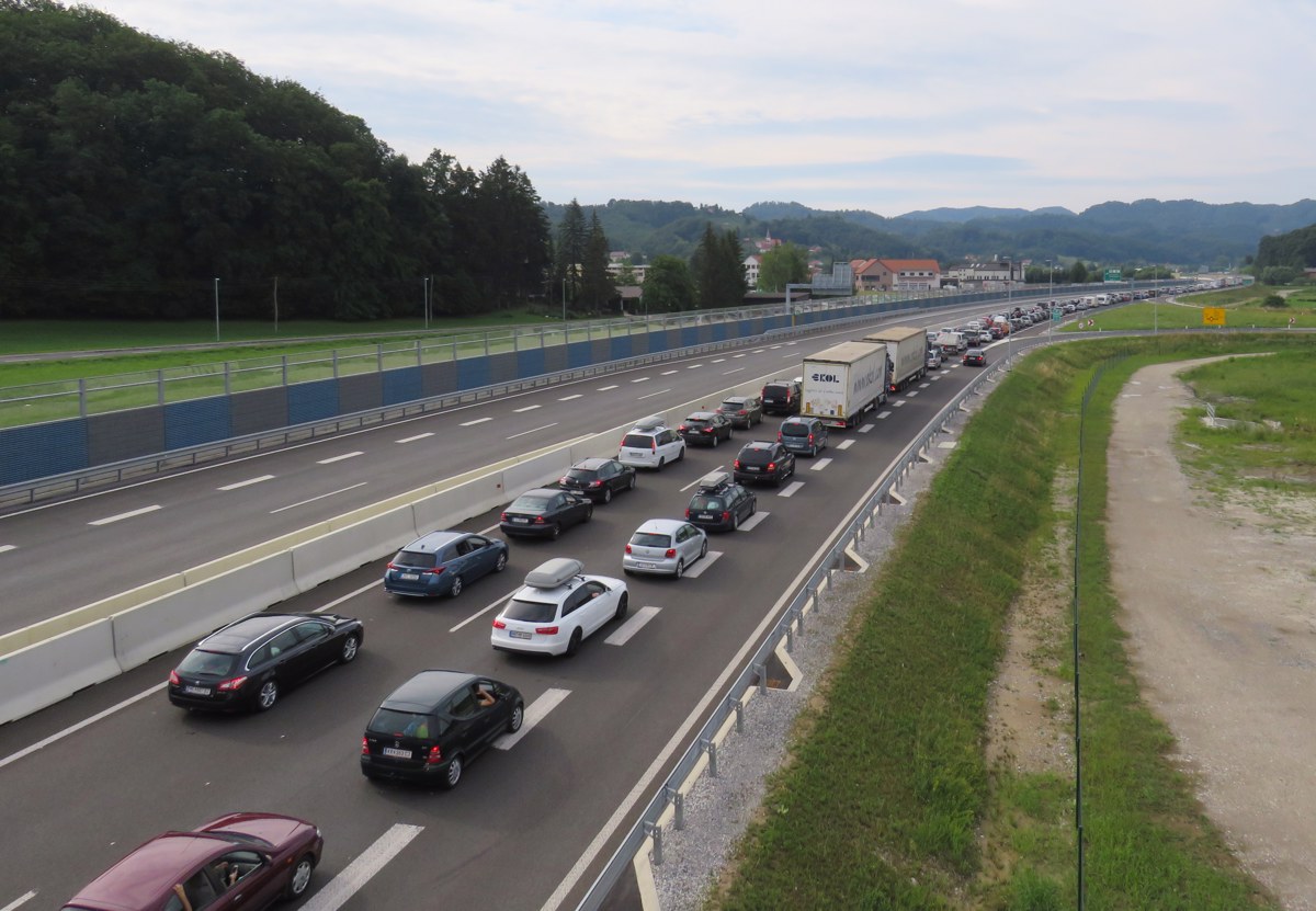 Avtocesta pred počivališčem Dolinsko v smeri Murske Sobote še zaprta