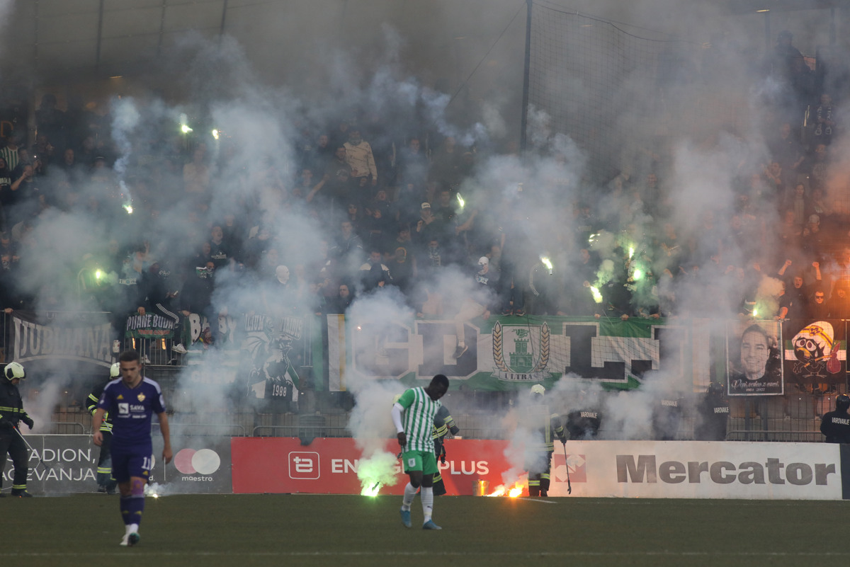 (FOTO in VIDEO) Na večnem derbiju navijači uničevali stole in ograje, v Velenju Ciprčani poškodovali pet policistov
