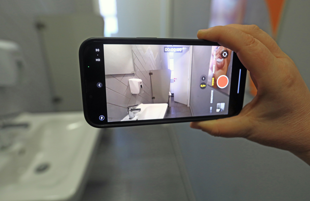 Spolni odnos dijaškega para, posnet v šoli, pristal na spletu, na isti šoli tudi grožnja z bombo