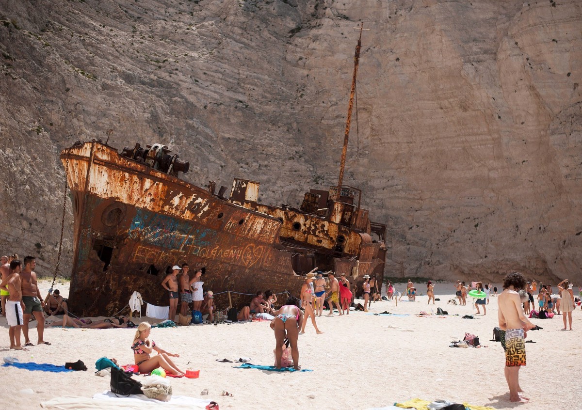 V Grčiji iz strahu pred zemeljskimi plazovi zaprli priljubljeno plažo