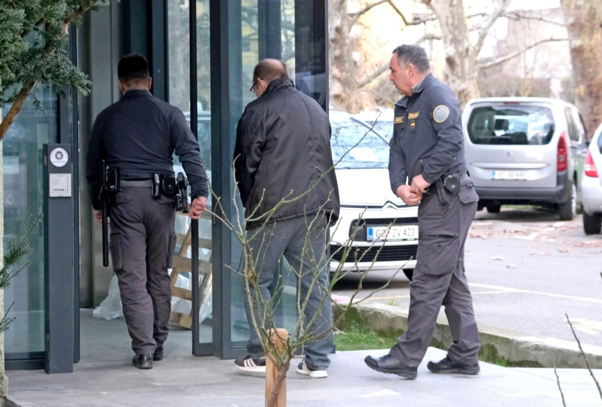 Poskus uboja: Zaradi napada na prijatelja še vedno v priporu