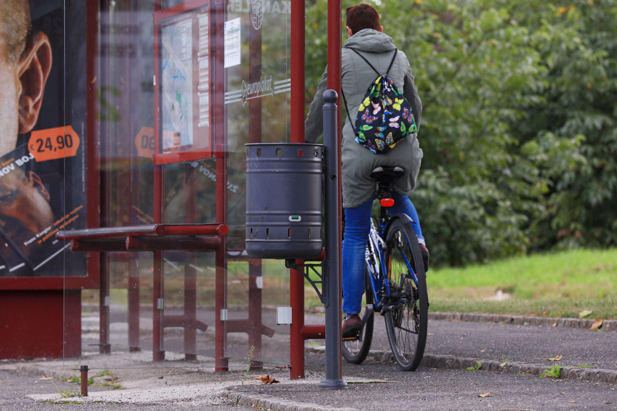 Neustrezne kolesarske steze. Tudi na avtobusnih postajališčih.