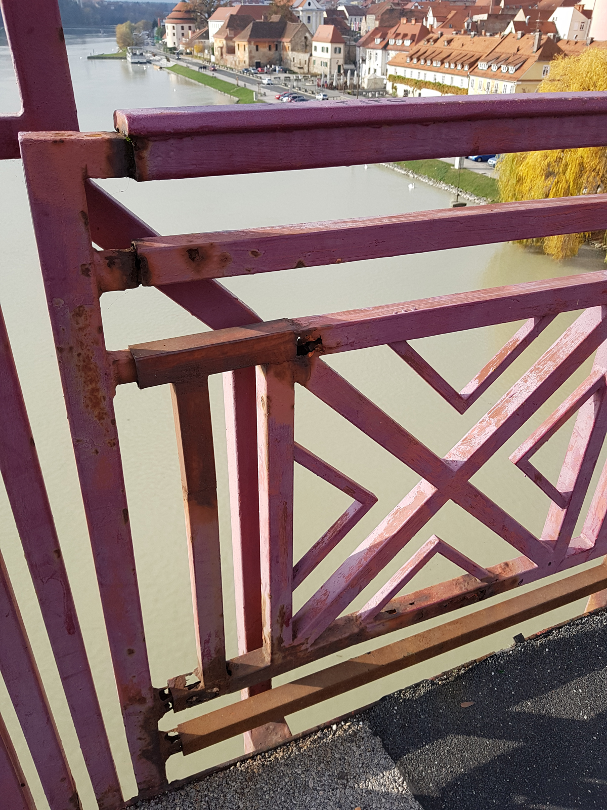 Delavci Nigrada so Ograje Starega mostu še niso popravili