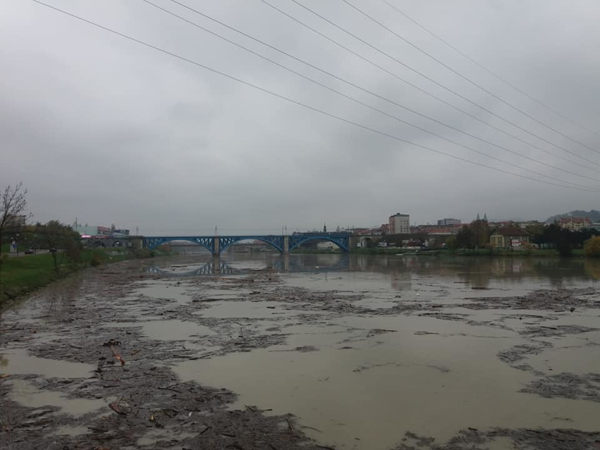 Kam z odpadnim lesom, ki plava po Dravi?