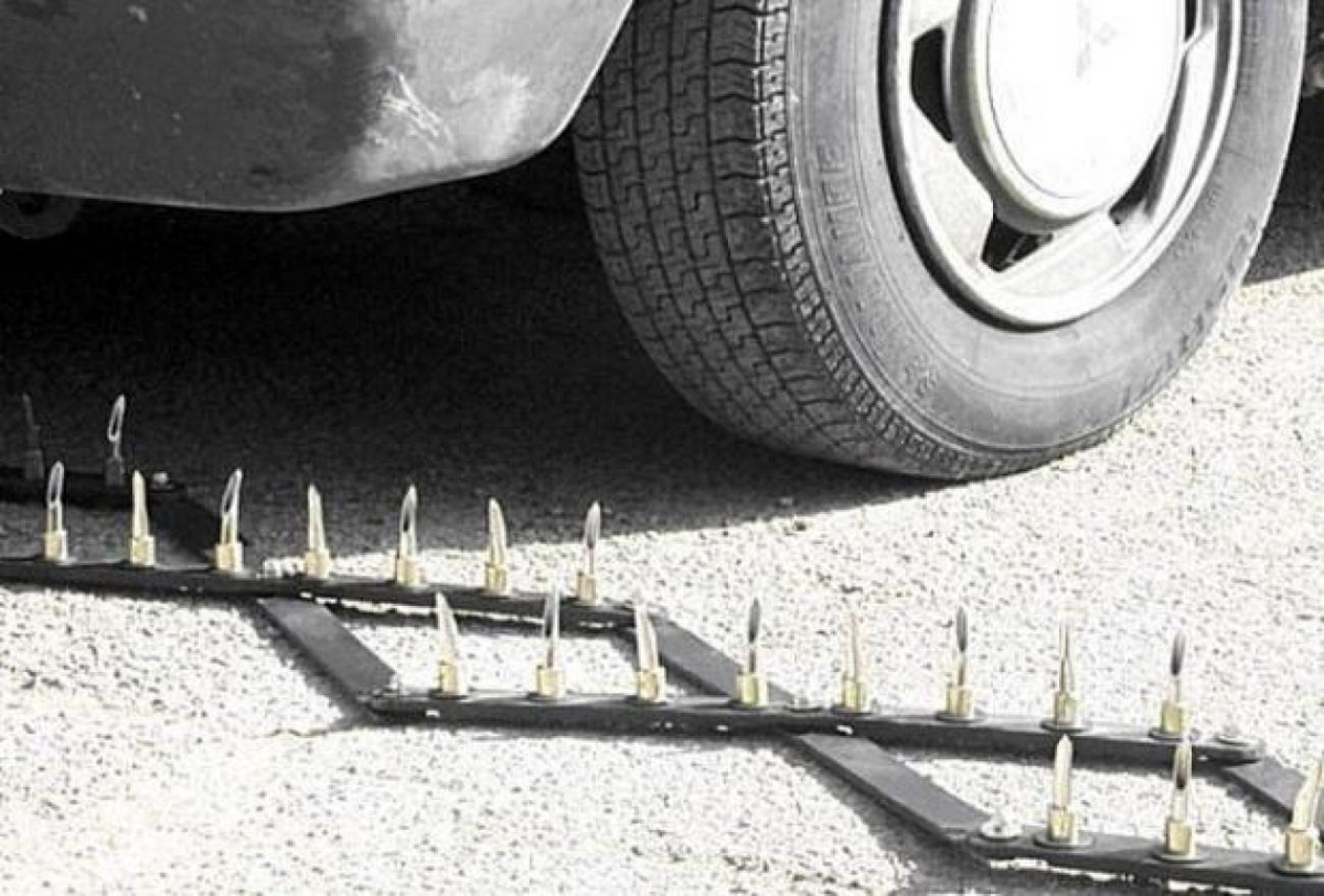 Bežala je pred policisti, niti stinger je ni ustavil. Nato je še namerno trčila v policijski avto