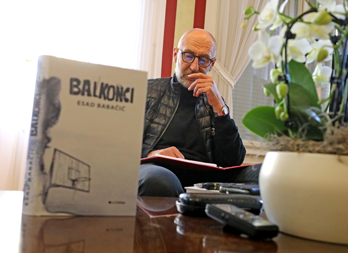 (PREDSTAVITEV KNJIGE) Esad Babačić: Balkon gre zmeraj s človekom