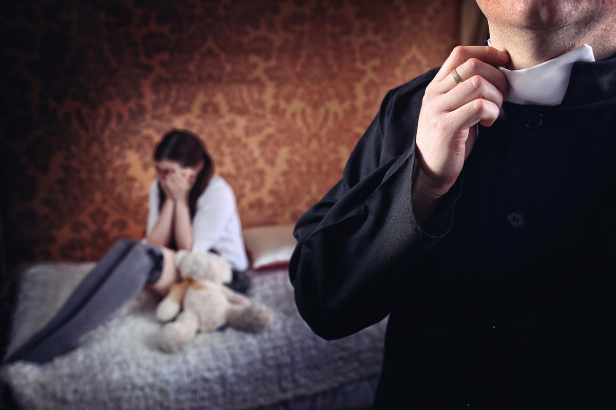 Moški je hčerko tedanje partnerice zlorabljal predvsem zjutraj, preden je odšla v šolo. 