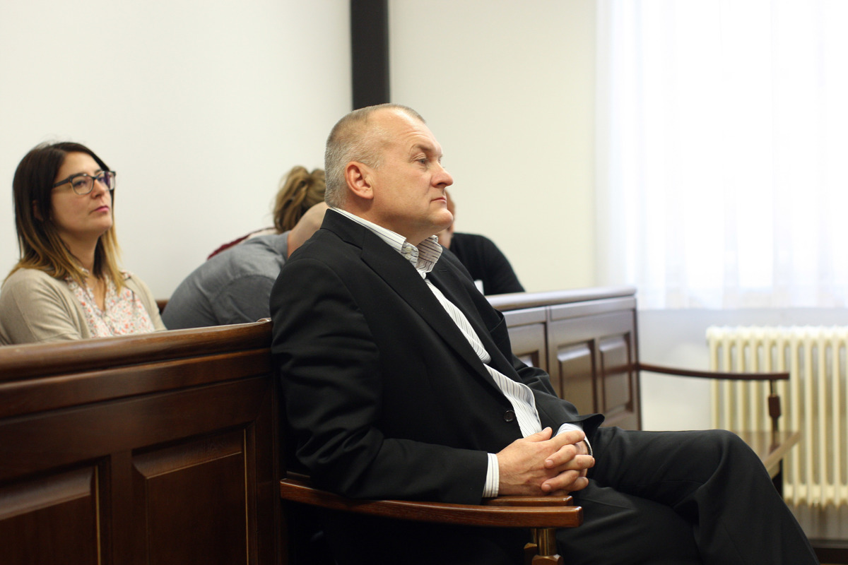 Kangler na sodišču: Sporni stanovanje, kmetija, mercedes in traktor