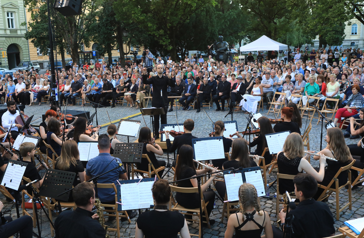 4. Pod zvezdami na Slomškovem trgu