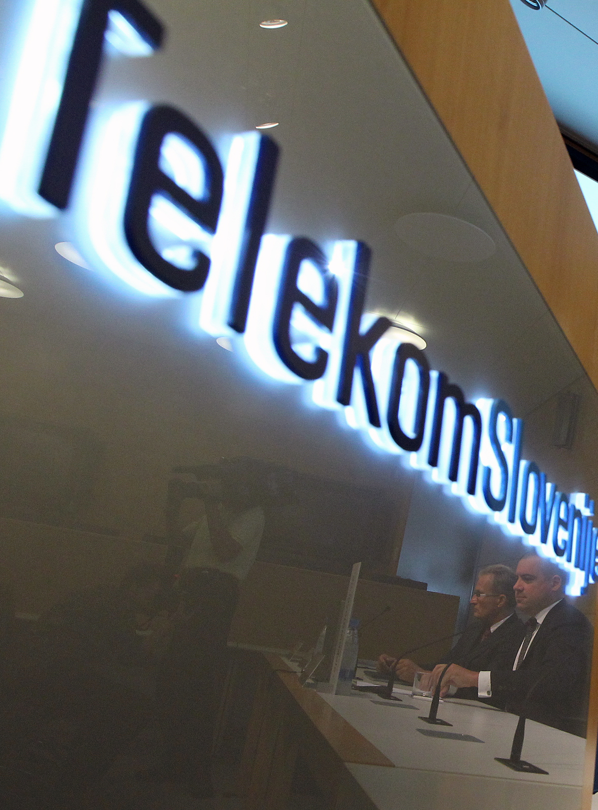 Operacija Telekom, ki meša karte