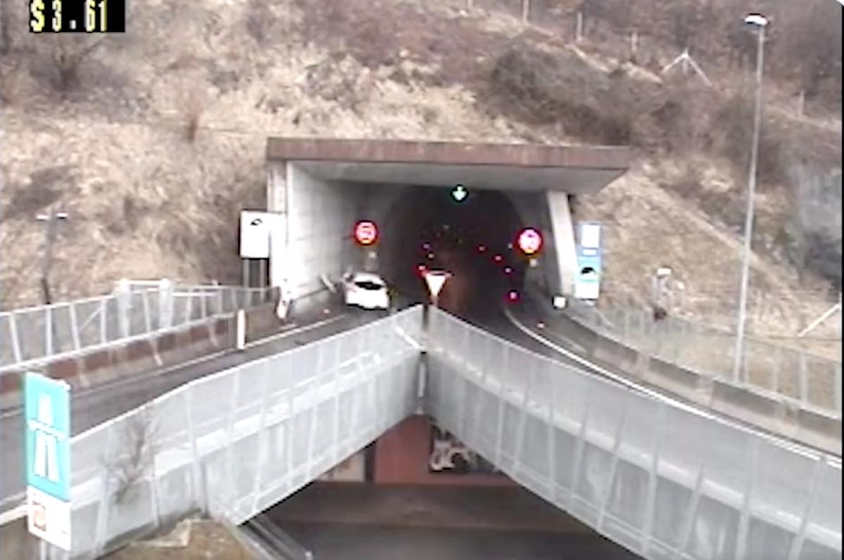 (VIDEO) Divjaki! Dars objavil nov kolaž posnetkov nevarne vožnje na avtocesti. Tako se je končalo ...