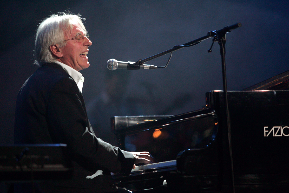 (VIDEO) Še verjame v ljubezen: Oliver praznuje 70 let