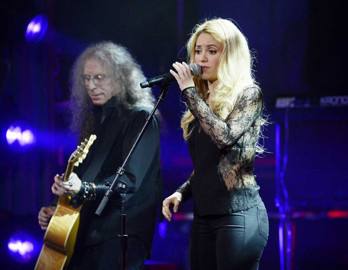 Shakira zaradi težav z glasilkami za pol leta prestavila turnejo