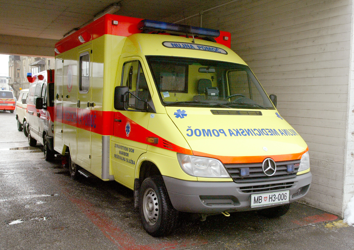 4-letniku zavrnili prevoz z rešilcem, staršem naročili, naj si prevoz poiščejo sami