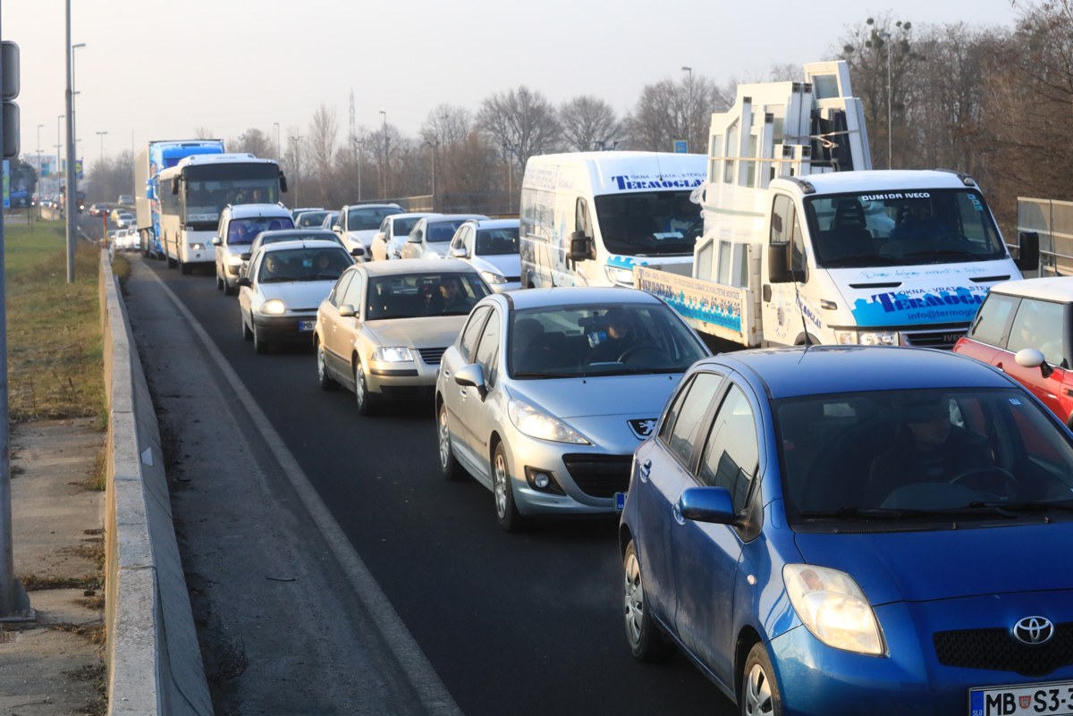 Zastoji na štajerki: V kabini tovornega vozila ostal ukleščen voznik