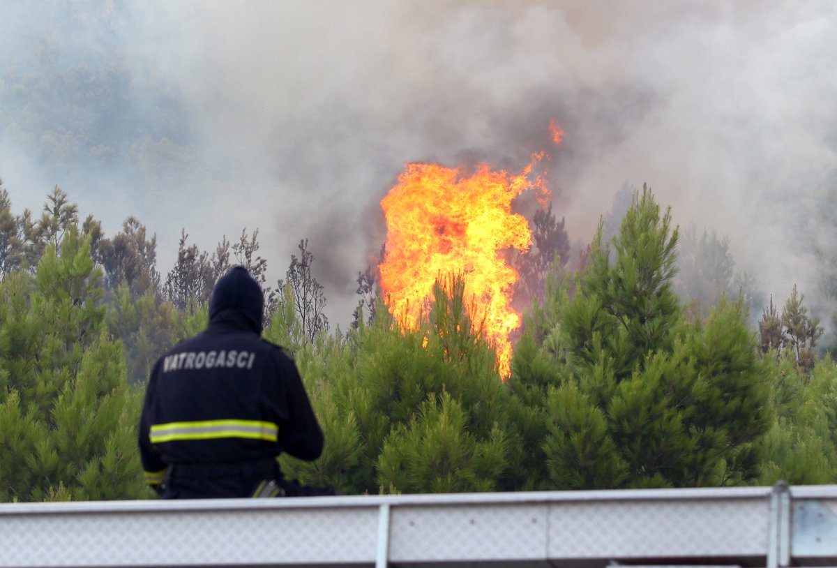 (VIDEO) Na Pelješcu izbruhnil požar, gasilcem na pomoč tudi zračne sile