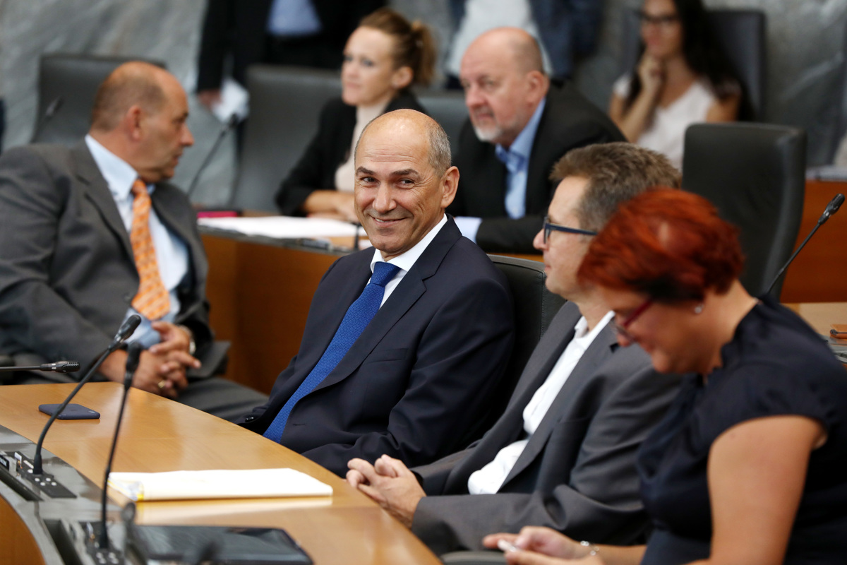 SDS in SNS vložili ustavno obtožbo proti premierju Marjanu Šarcu