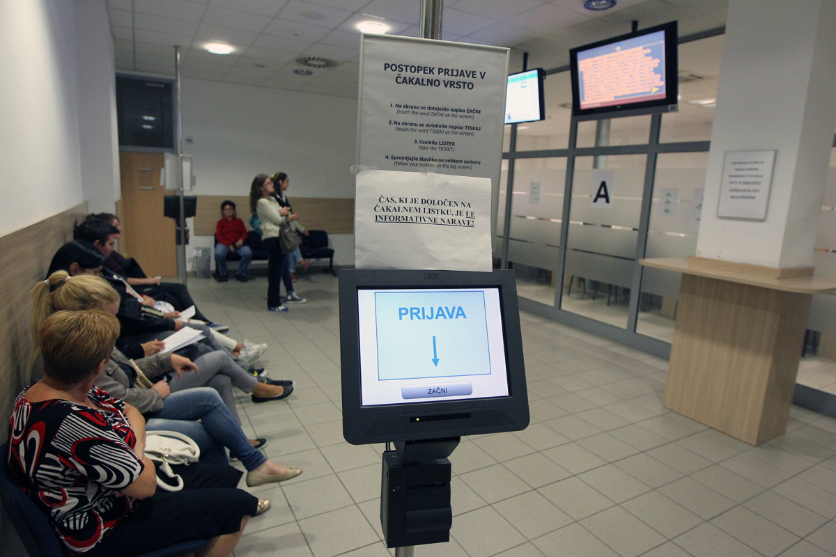 Zaposleni na ljubljanski upravni enoti za nedoločen čas prekinili stavko