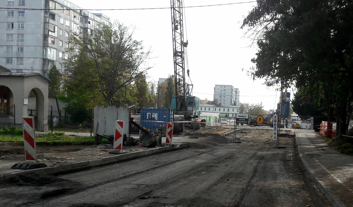 Pogled iz penziona: Kdo bo prerezal trak ob podvozu?