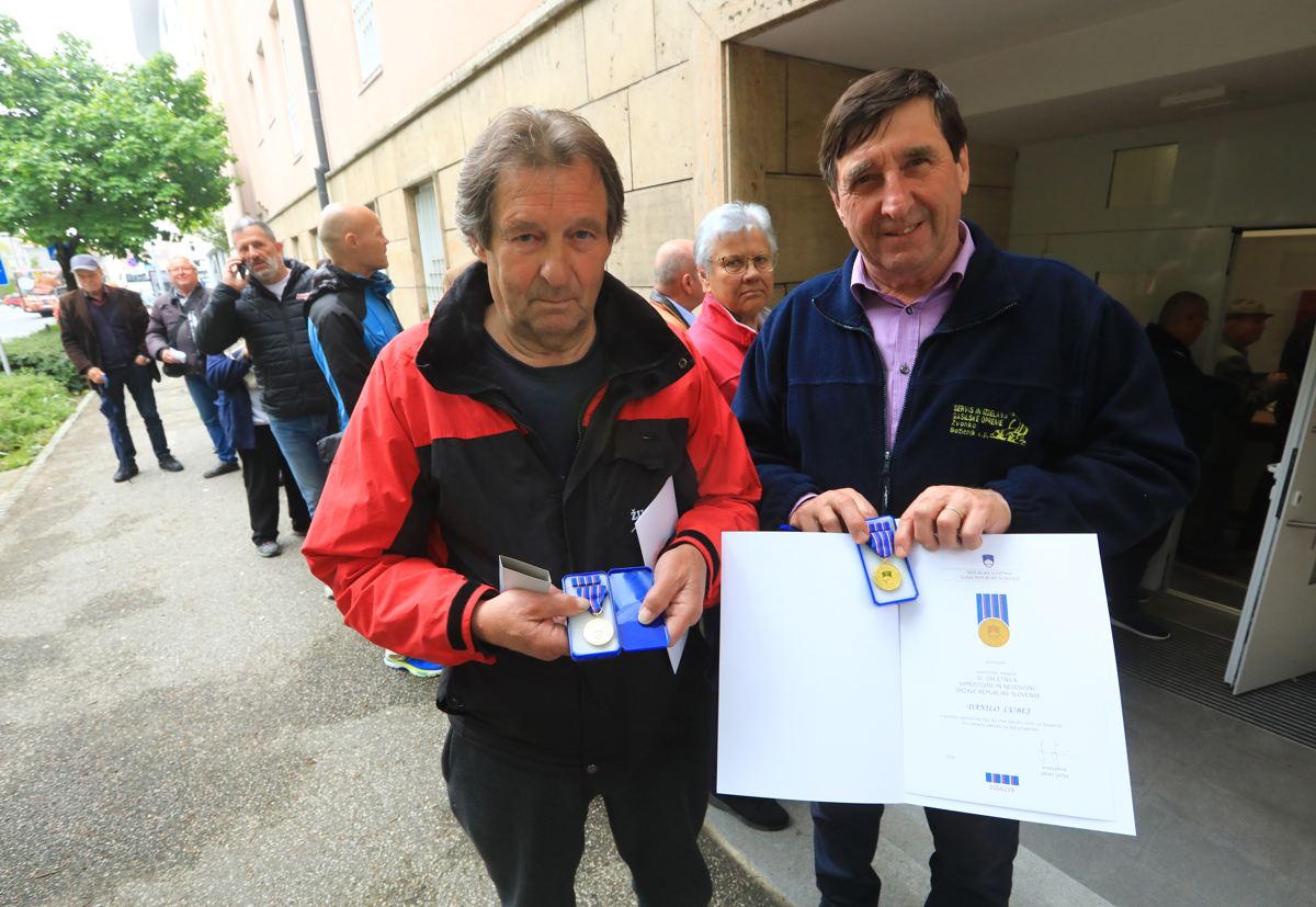 (FOTO) Vojni veterani v Mariboru v dolgih vrstah za prevzem medalje: "Tak način je neprimeren, malo sramoten"