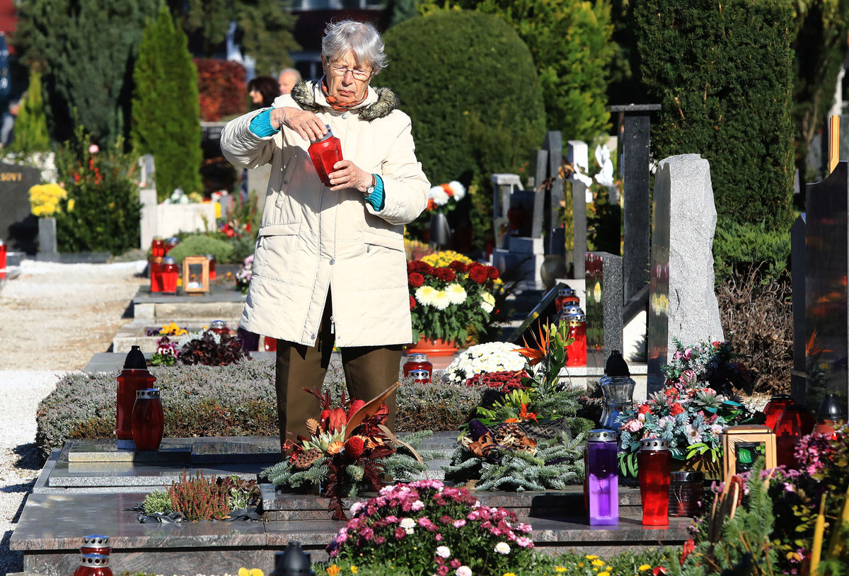 V spomin na mrtve množični obiski pokopališč in polaganje vencev