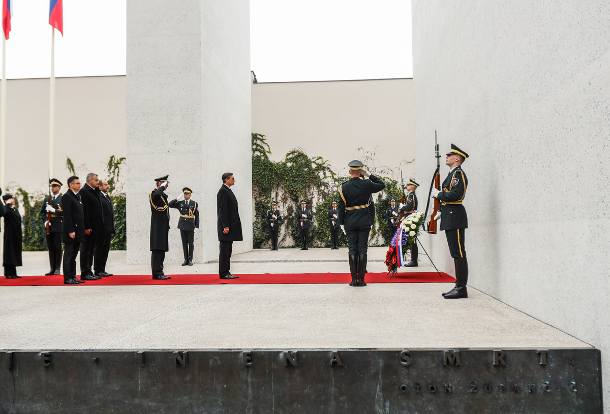 (VIDEO) Državni vrh položil venec k spomeniku žrtvam vseh vojn v Ljubljani