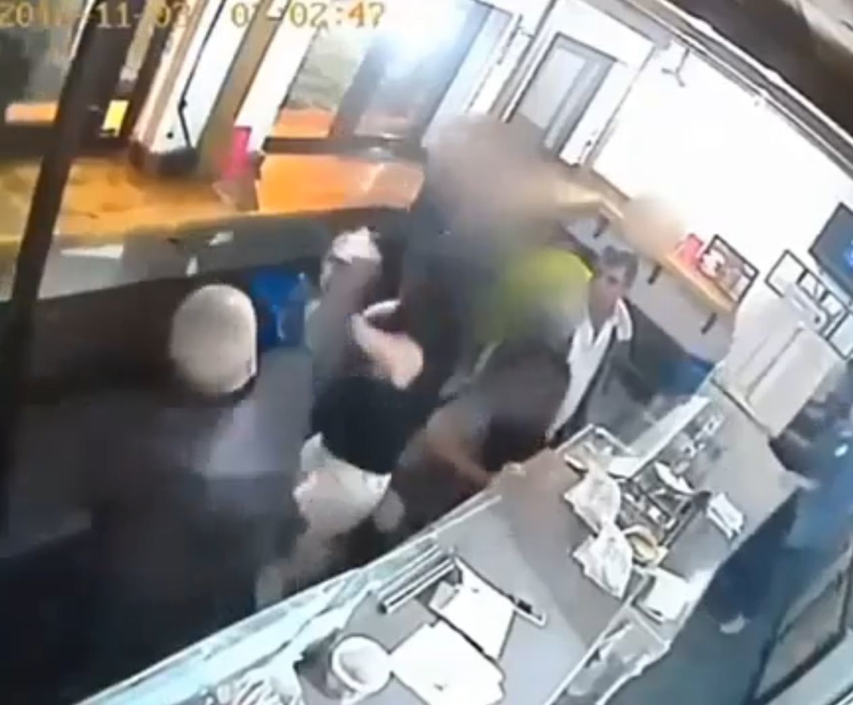 (VIDEO) Moški iz ljubega mira v lokalu napadel dve ženski
