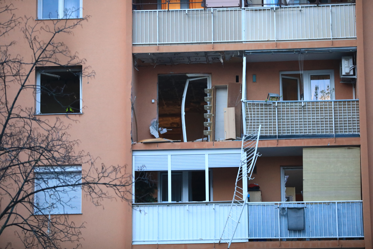 (FOTO) Eksplozija v Mariboru: Raztrgalo je vrata in okna, 52-letnik v kritičnem stanju