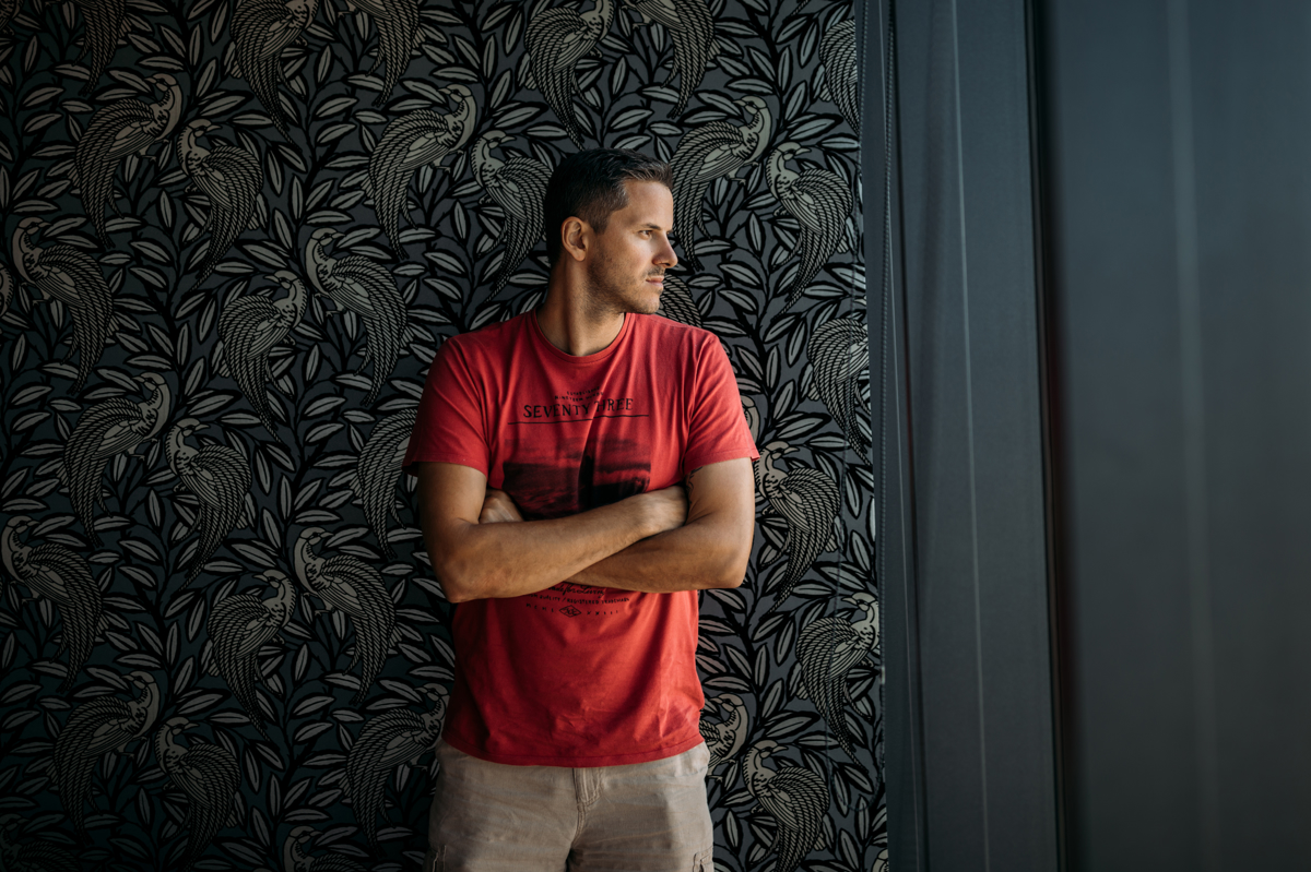 Boštjanu Nachbarju pri osvajanju žene pomagal Sani Bečirović