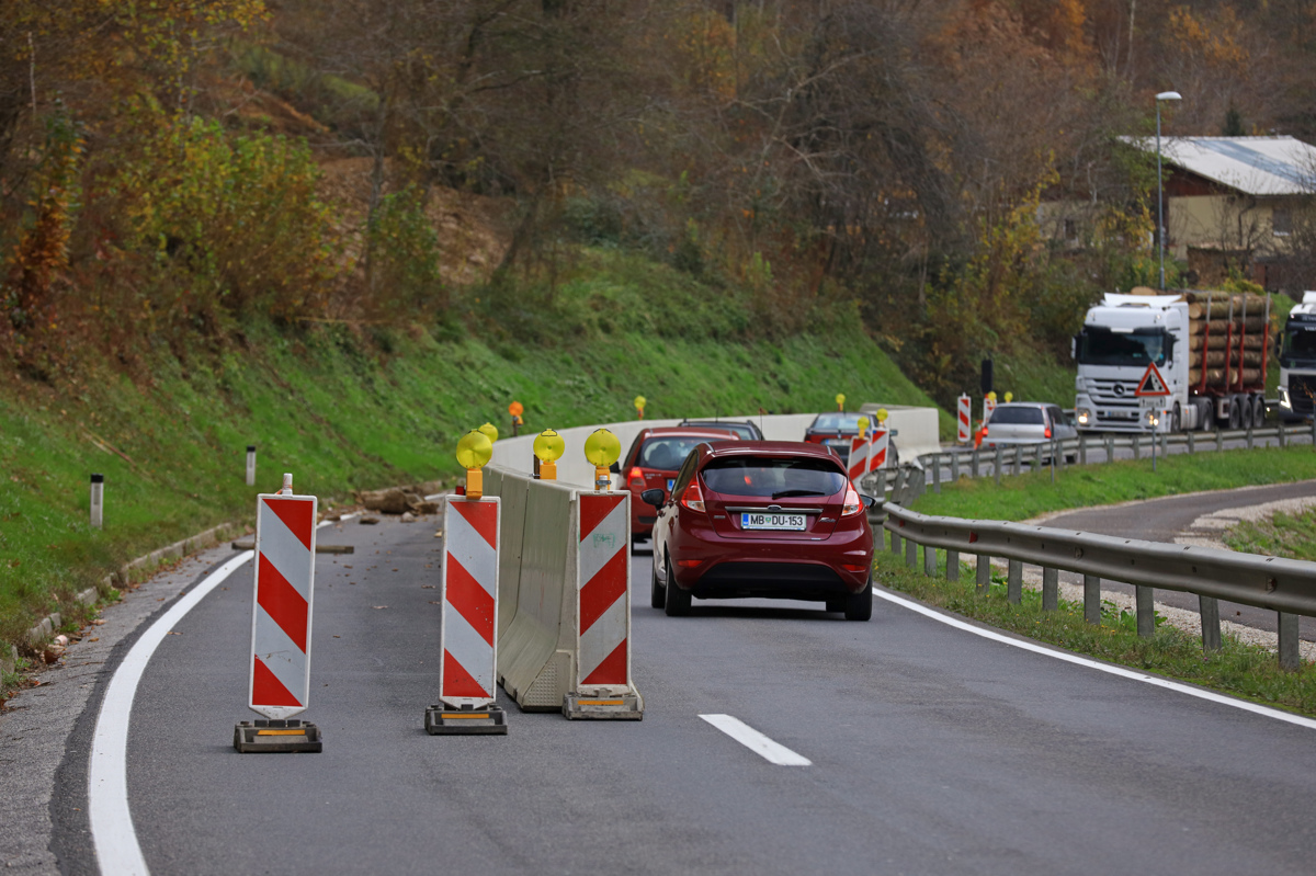 Po tragični nesreči pri Breznu polovična zapora ceste še do konca meseca