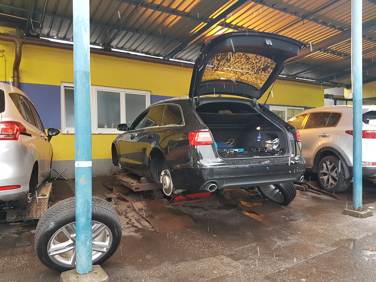 Kakor vedno: Prvo snežno jutro povzročilo gnečo pri vulkanizerjih