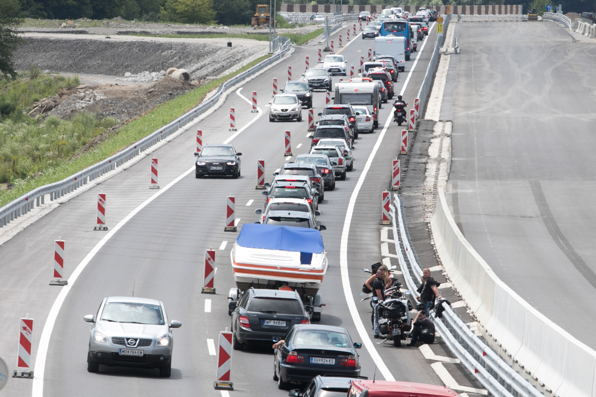 Previdno na cestah: Med Lukovico in Blagovico 8 kilometrov dolg zastoj