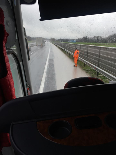 (FOTO) Odziv Nomaga: Potnikom se opravičujejo, a še ne vedo, zakaj sta gumi odleteli