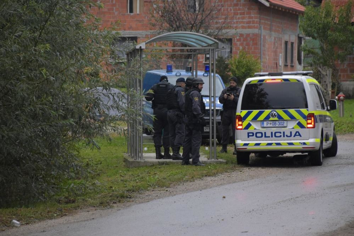 33-letnik v času pogojne obsodbe streljal v gostinskem lokalu