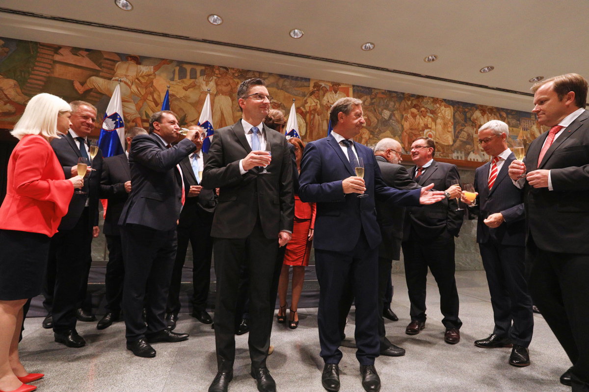 Šarčevi hočejo več državnih sekretarjev