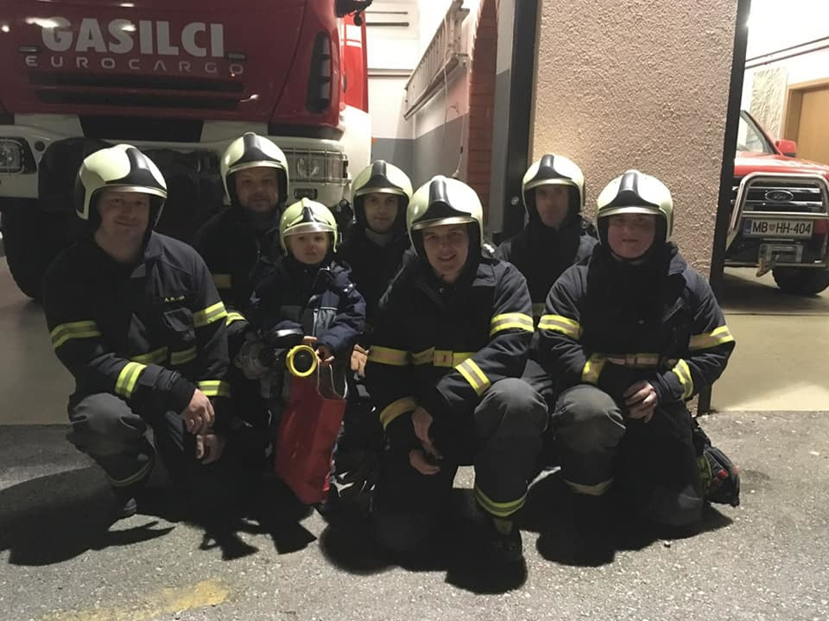 (FOTO) Kamniški gasilci presenetili in razveselili triletnega dečka