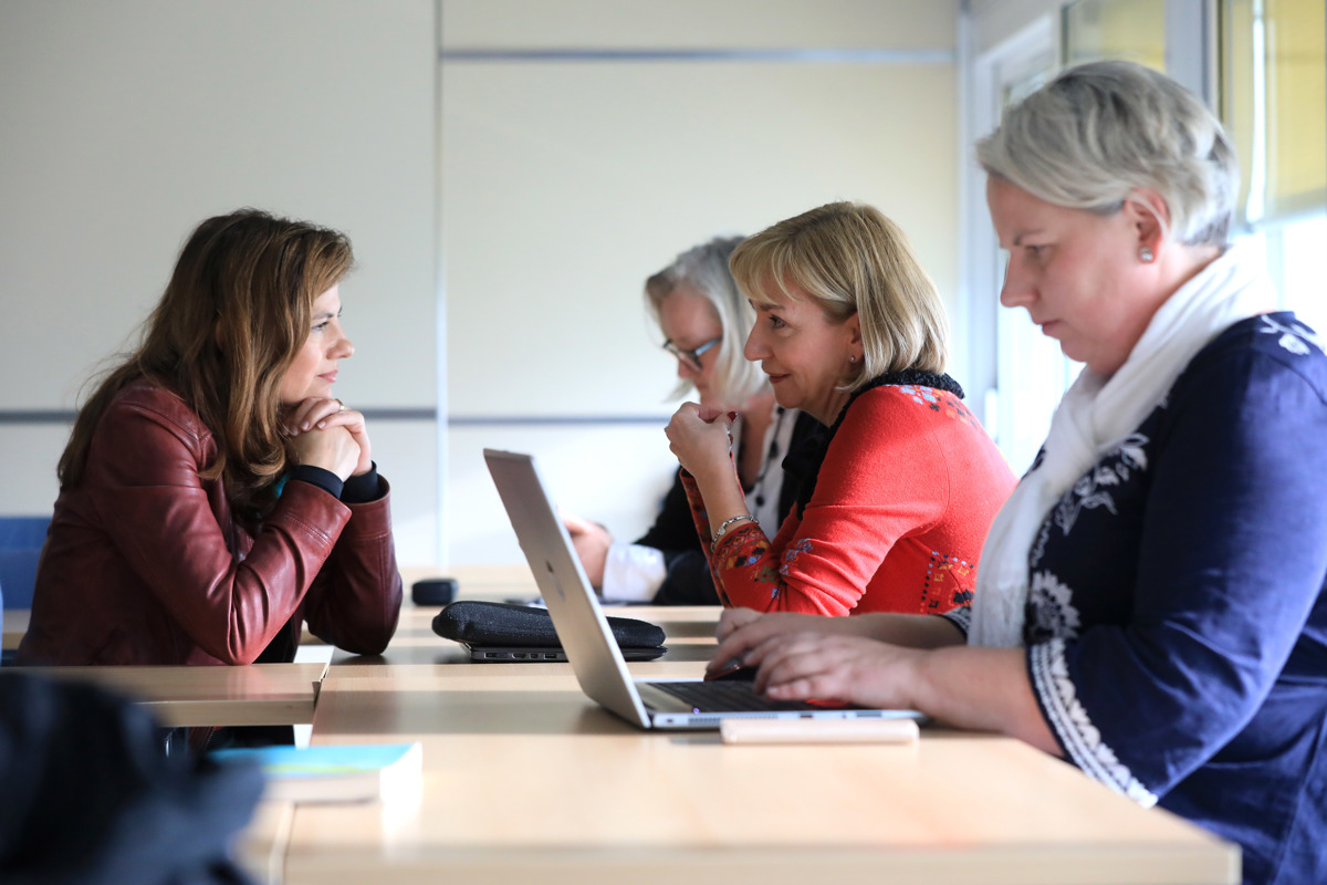 "Jaz sem vedno gospa Karin, kolega pa profesor Novak"