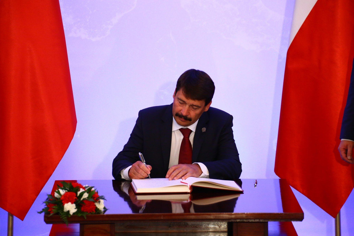 Madžarski predsednik podpisal sporno "suženjsko" zakonodajo