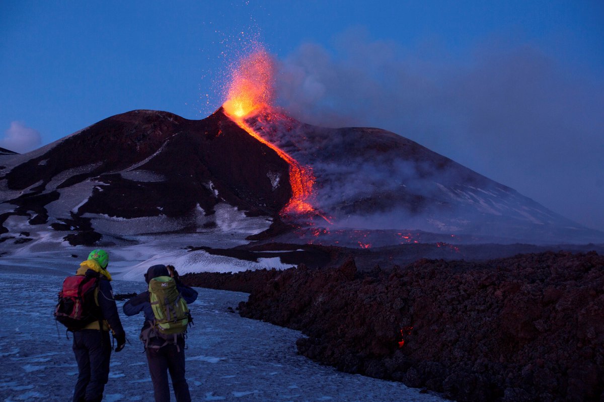 (FOTO) Vulkan Etna na Sicliji bruha pepel, več kot 130 potresnih sunkov