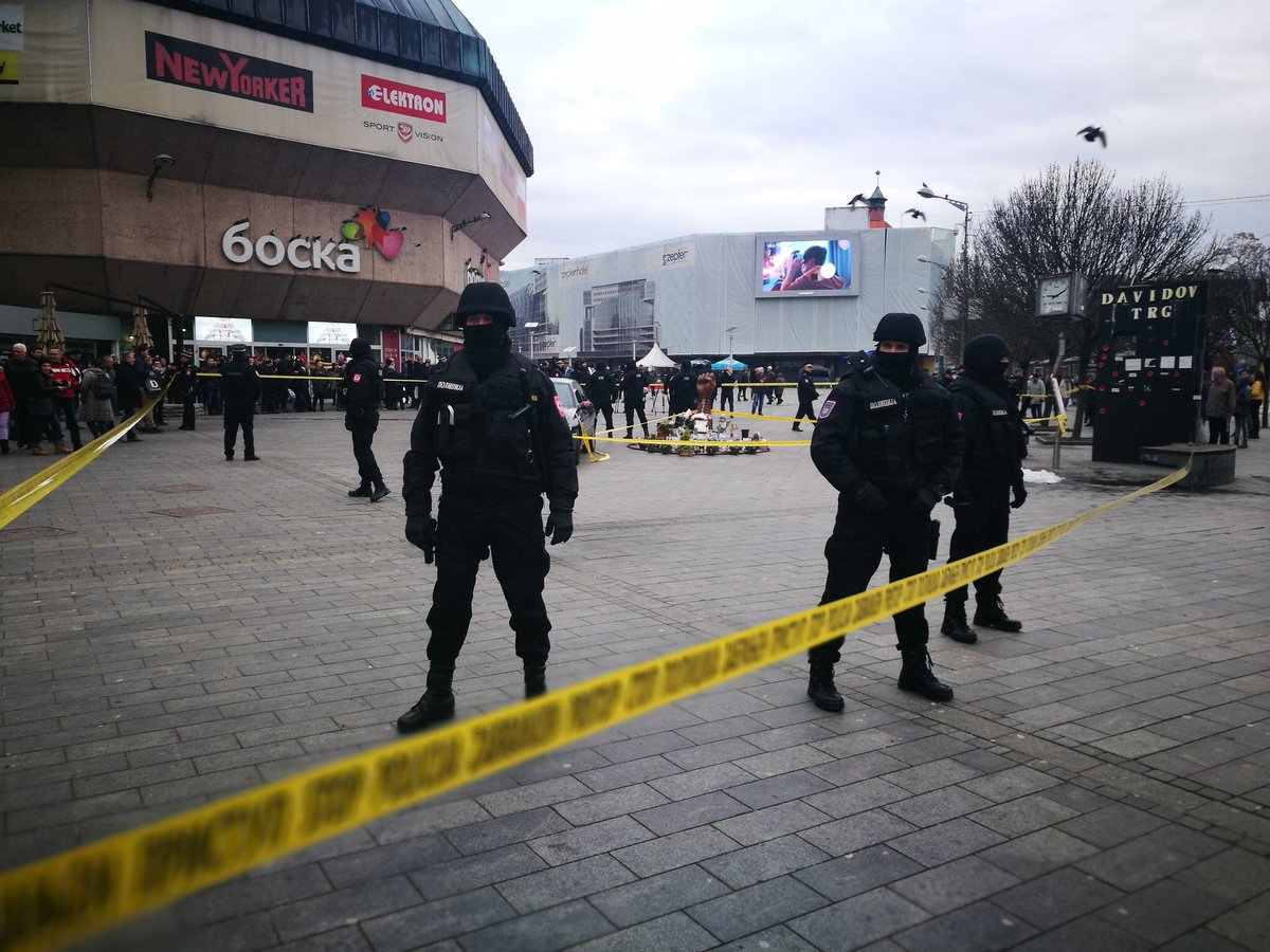 (FOTO in VIDEO) Protestniki specialcem v Banjaluki: Pojdite na Kosovo