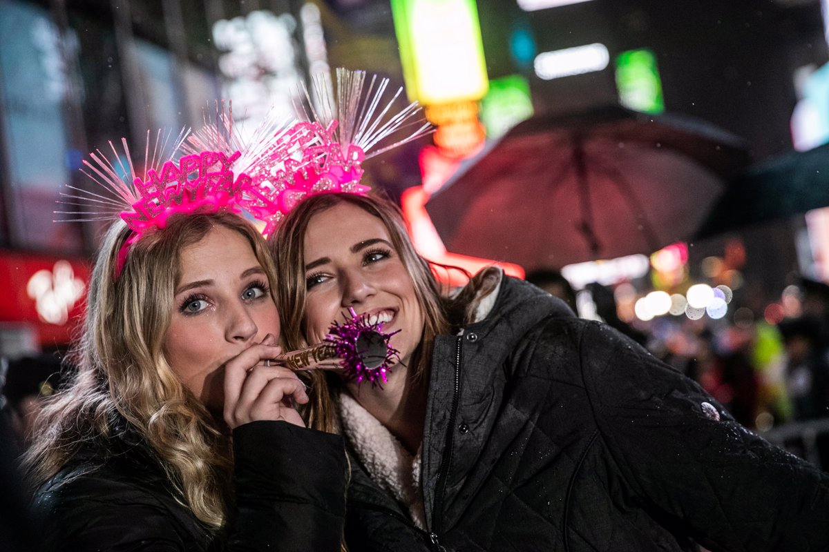 (FOTO in VIDEO) Novo leto po svetu: Po silvestrovanju v New Yorku ostalo razdejanje