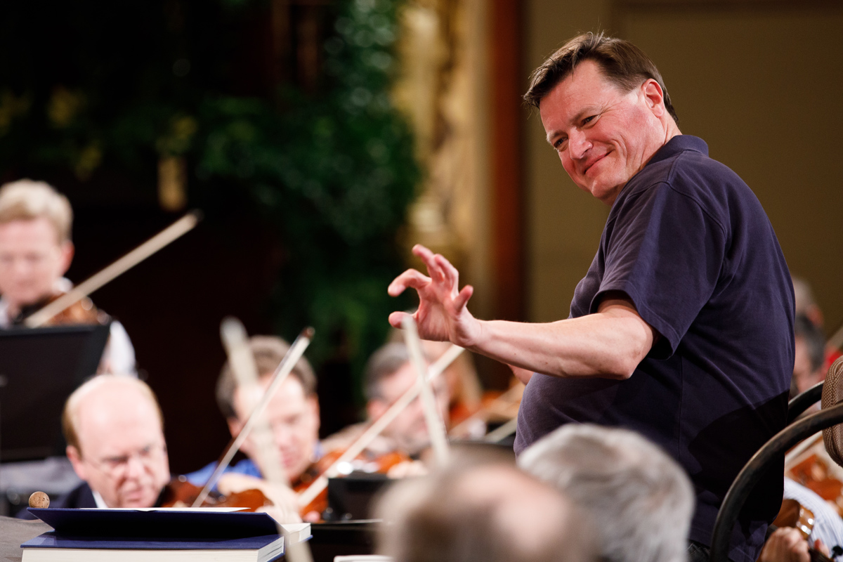 Ve se že, kdo bo dirigiral novoletni koncert na Dunaju 2020