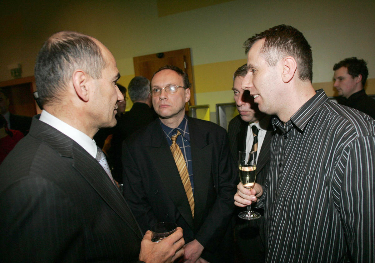 Drugi tir: Ušajeva omenila klic Janeza Janše, ta pa je napadel tednik Reporter