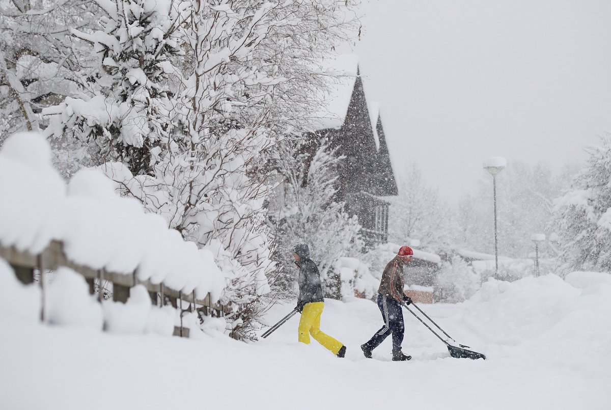 (FOTO in VIDEO) Nemčijo in Avstrijo zajelo obilno sneženje, odpovedanih več kot sto letov