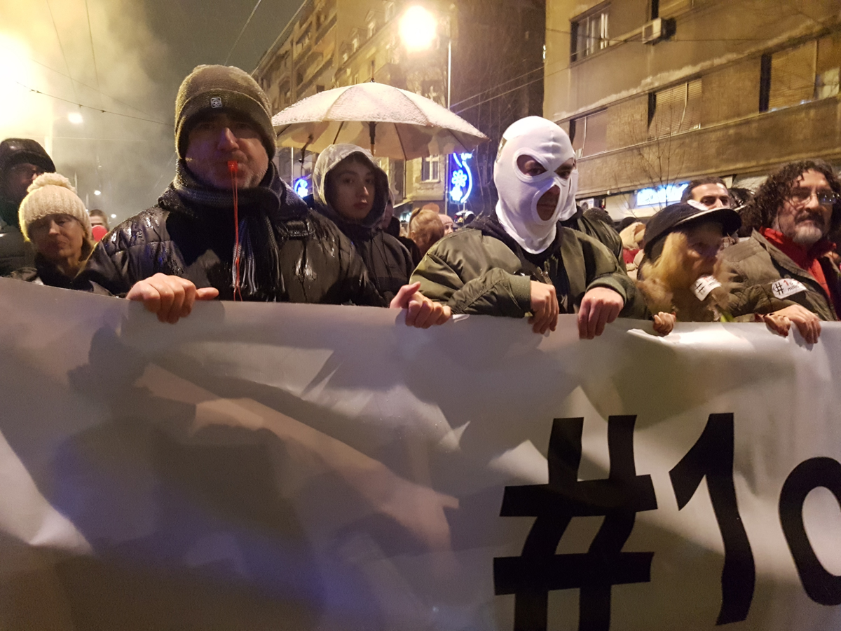 (FOTO in VIDEO) Protesti v Beogradu: Izžvižgali vodstvo televizije in novinarje